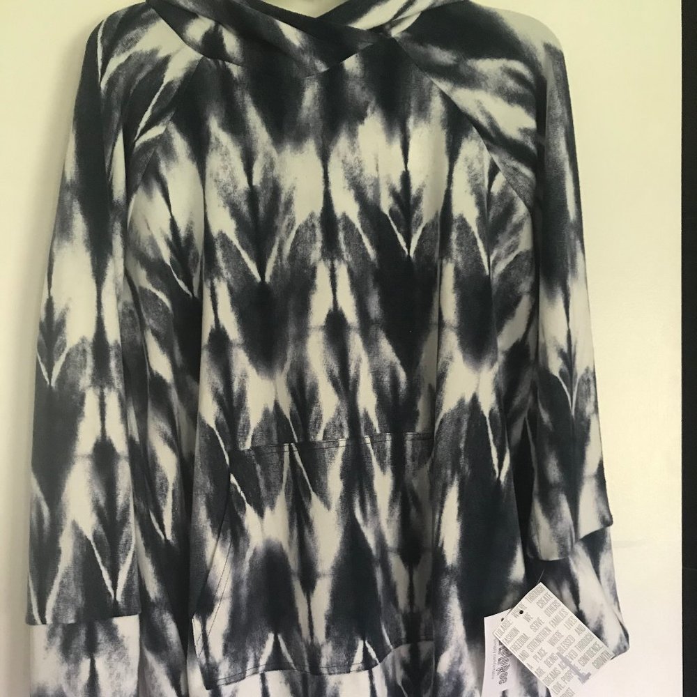 Lularoe L Amber Tie Dye Blue Hacci Sweater NWT